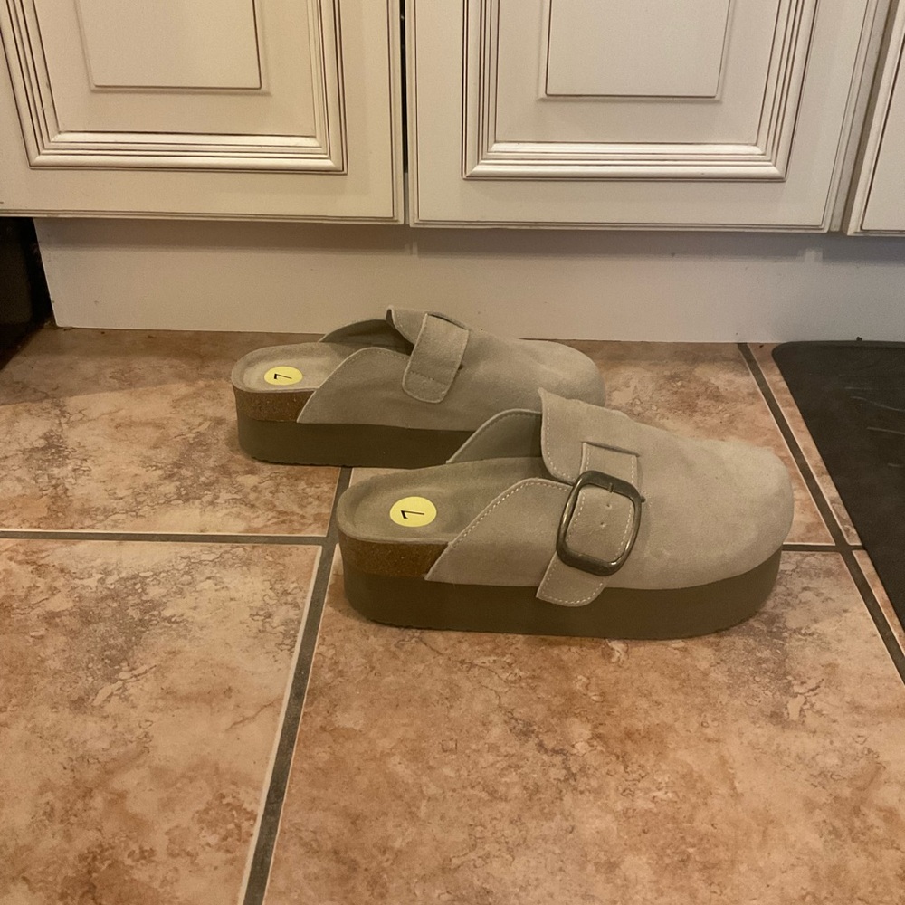 Cushionaire women’s platform clogs